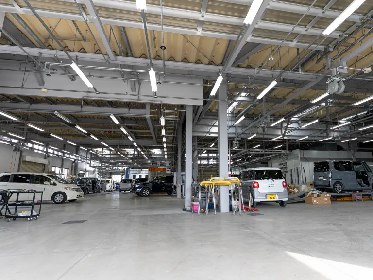 最新設備を備えた鈑金塗装工場